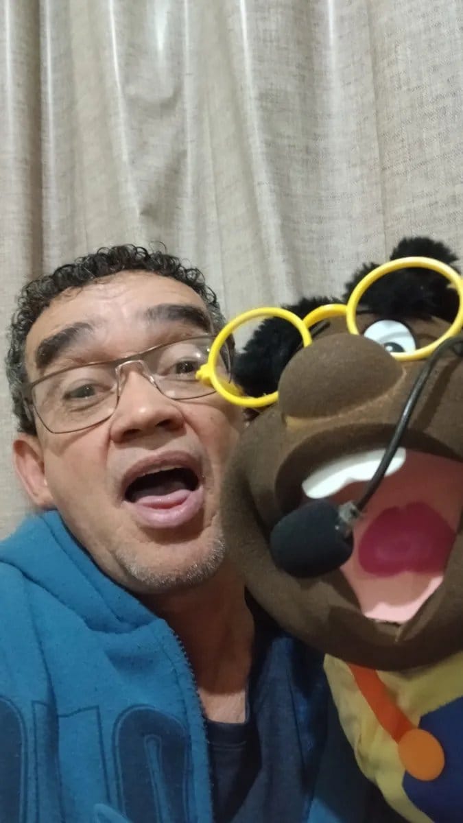 Boneco Chico Comunicação em porta de loja - Foto 3