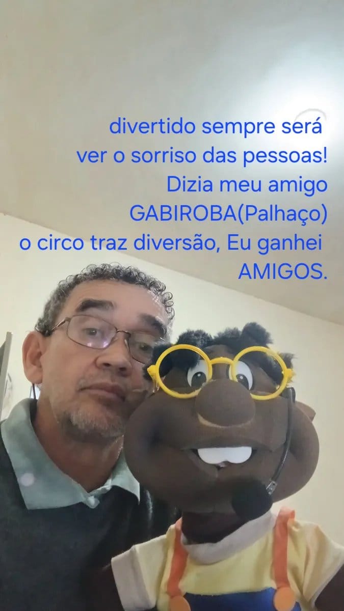 Boneco Chico Comunicação em porta de loja - Foto 2