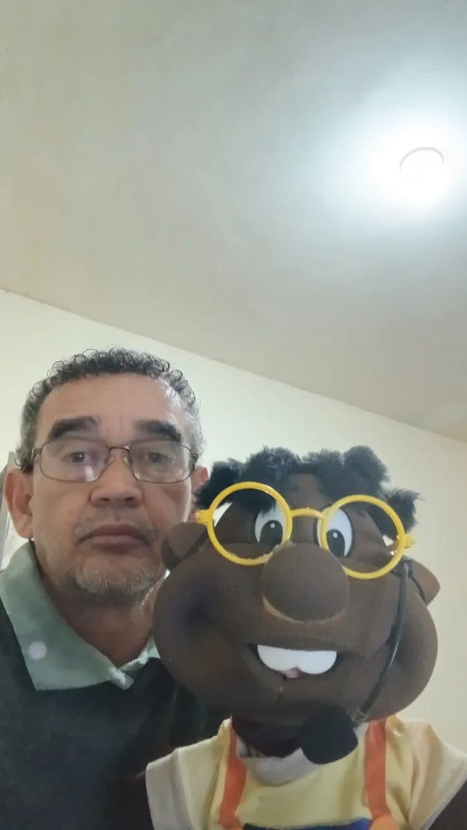 Boneco Chico Comunicação em porta de loja - Foto 1